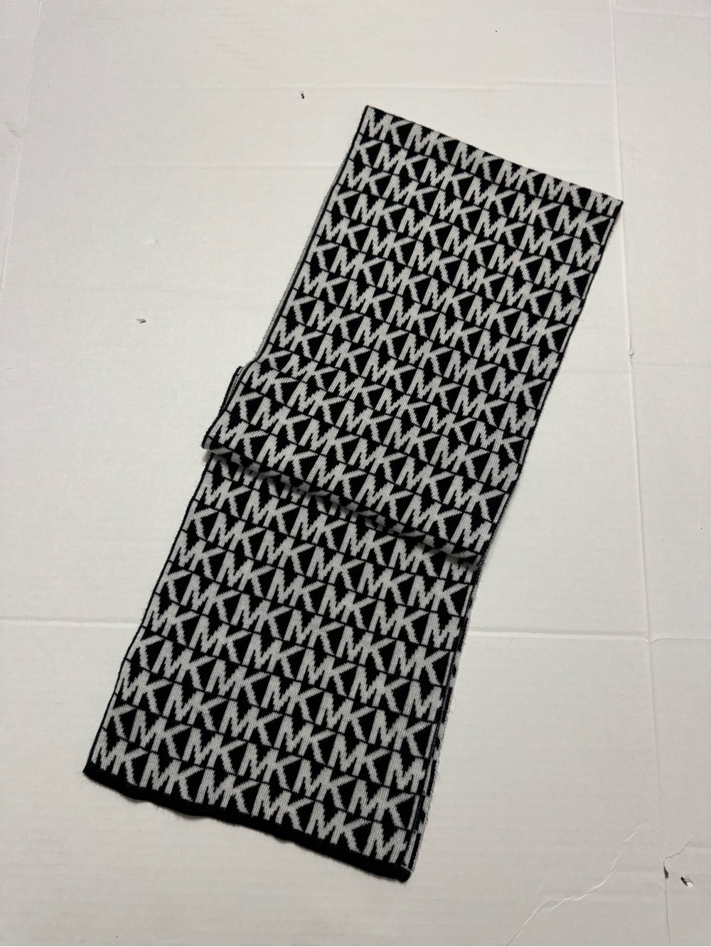 Michael Michael Kors Signature
MK Logo Knit Scarf in Black and White